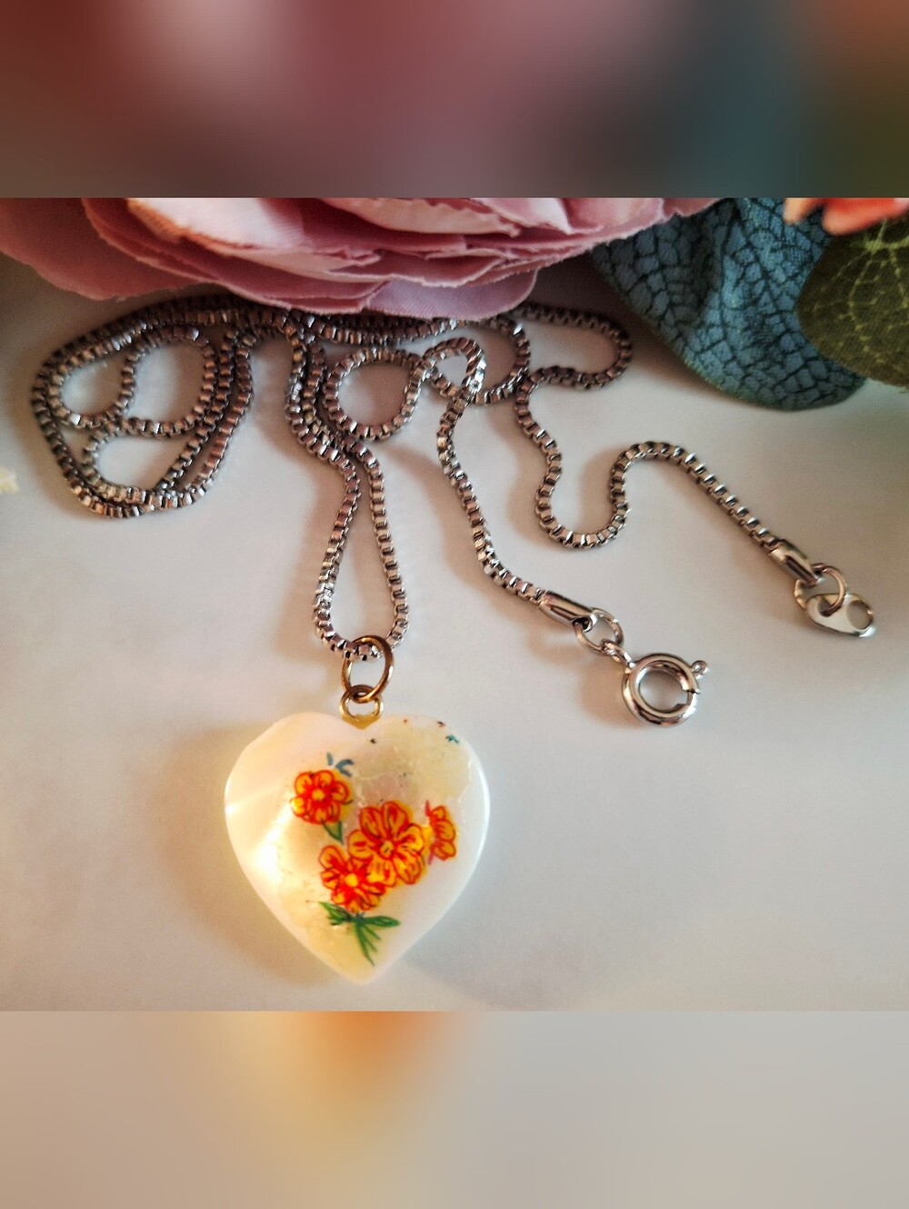 Vintage 80s 🤍💐✨️Floral Jade Heart Pendant Necklace